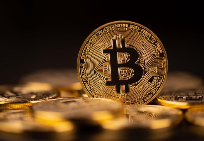 Bitcoin în scădere: Piața criptografică pierde 300 de miliarde de dolari