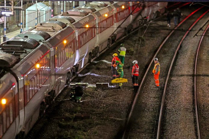 Regatul Unit: Un bărbat a fost acuzat de 11 tentative de omor după un atac cu cuțitul într-un tren, incident care a șocat națiunea.