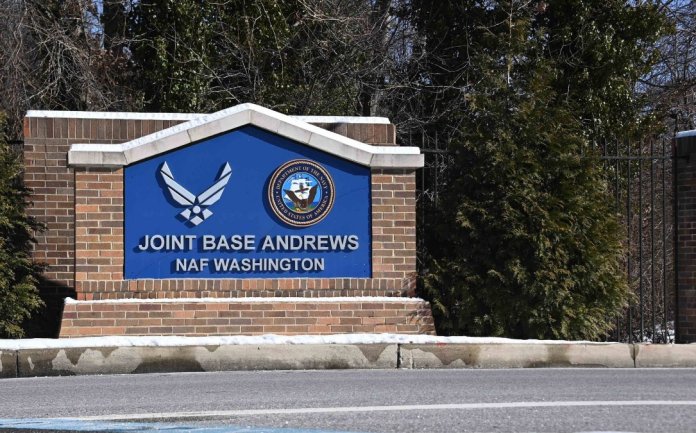 Un pachet suspect cu pulbere albă la baza militară vizitată de Trump: Mai multe persoane au fost internate în spital