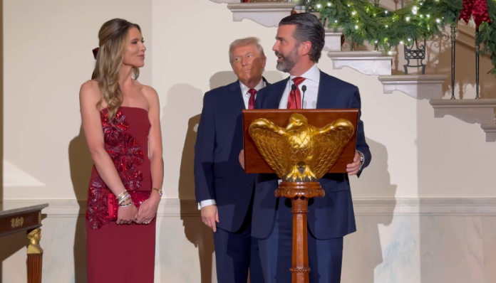 Băiatul cel mai mare al lui Donald Trump și-a anunțat logodna cu Bettina Anderson, o vedetă din Palm Beach