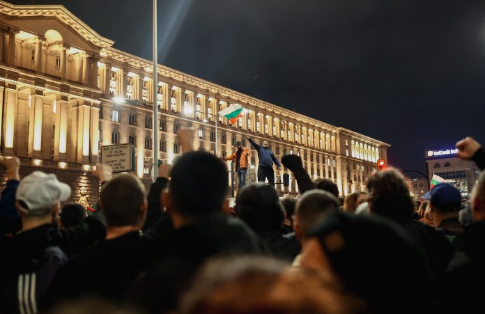 Demonstrații extinse în Bulgaria: Zeci de mii de locuitori au protestat în Sofia și alte 13 orașe; Președintele Rumen Radev solicită retragerea guvernului