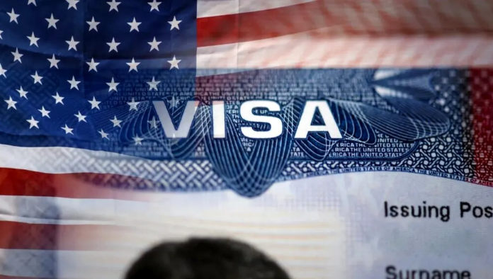 Google și Apple își notifică angajații cu viză să evite călătoriile internaționale. Care este raționamentul?