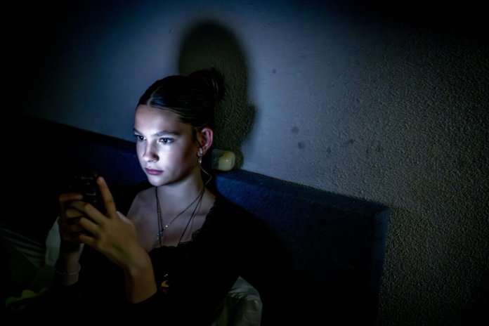 Franța accelerează interzicerea platformelor sociale pentru minorii sub 15 ani. Declarația lui Emmanuel Macron