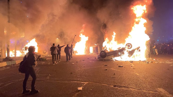 Iranul informează că un atac va conduce la „război complet”, după comentariile lui Trump referitoare la „armada” SUA în acea direcție.