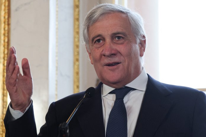 Ministrul de Externe al Italiei indică faptul că focul din Elveția ar fi putut fi provocat de o petardă.