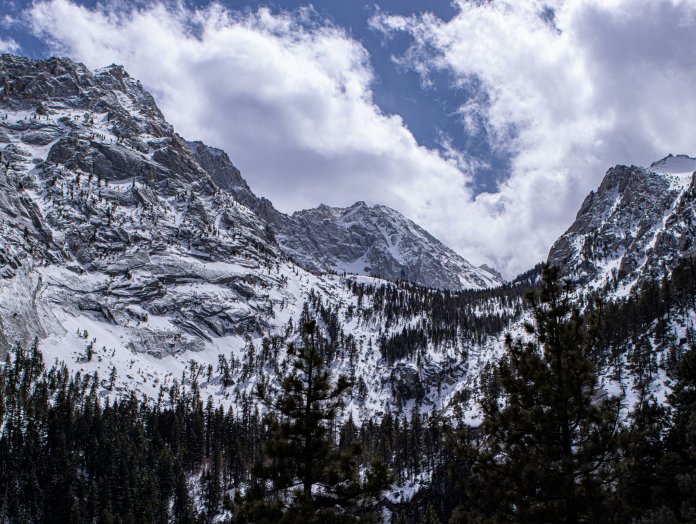 Autoritățile americane cercetează moartea a opt schiori surprinși de o avalanșă în Sierra Nevada