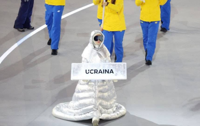 O sportivă din Rusia a prezentat un banner al Ucrainei în cadrul ceremoniei de deschidere a Jocurilor Olimpice de iarnă.