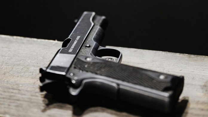 Fugarul suspectat de omorarea a doi ofițeri de poliție australieni a fost împușcat fatal.