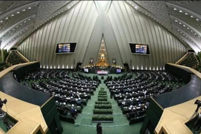 Iranul impune taxe pentru navele care tranzitează Strâmtoarea Hormuz