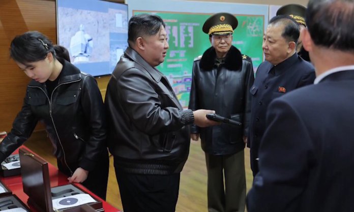 Kim Jong Un a inspectat un motor cu propulsie solidă și un nou tip de tanc, în contextul amplificării programului de înarmare al Phenianului.