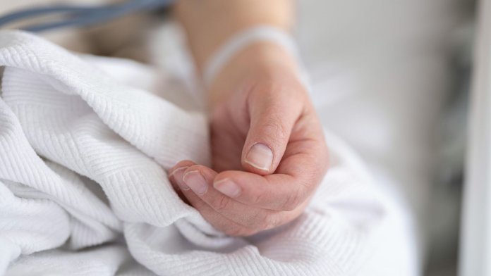 O femeie în vârstă de 25 de ani, care a devenit paralizată în urma unui viol în grup, a murit prin eutanasie după ce a sărit de pe acoperiș.