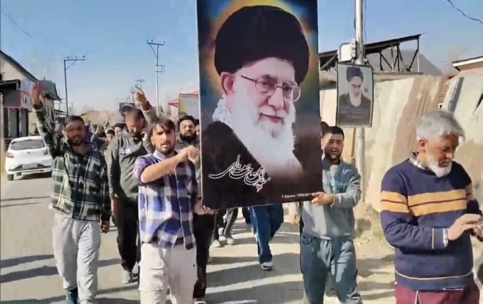 Paranoia și autoritatea supremă: Regimul lui Ali Khamenei în Iran de-a lungul a treizeci de ani