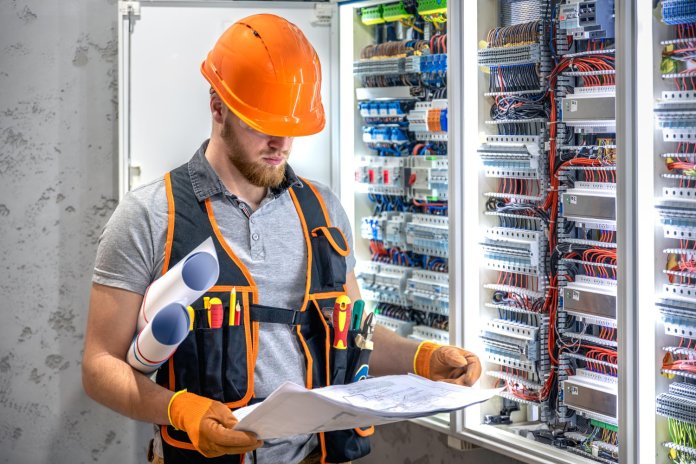 Cât costă autorizarea ANRE în 2026? Ghid real pentru electricieni și firme din domeniu