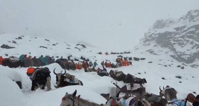 Blocaj pe Everest: un gigantic ghețar reține sute de montaniarzi la Tabăra de Bază