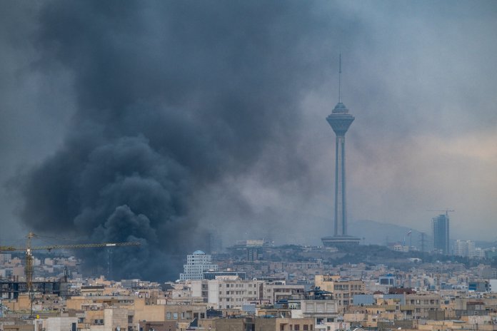 Iranul își amplifică ofensiva asupra infrastructurii energetice din Golf, în timp ce Trump îi transmite Teheranului un avertisment cu „iadul” dacă Strâmtoarea Ormuz nu este reaprinsă.