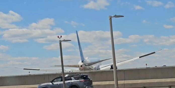 Aterizare neașteptată: Un avion Boeing 767 a intrat în coliziune cu un camion de livrări pe autostradă