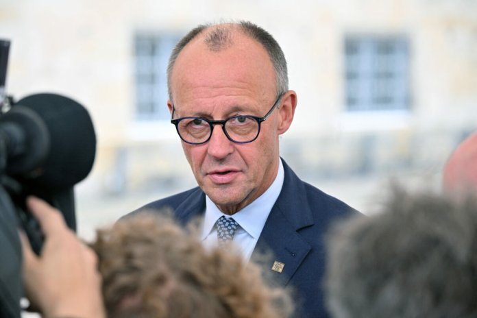Cancelarul Germaniei diminuează semnificația disputei cu Trump în urma comunicării retragerii forțelor americane.