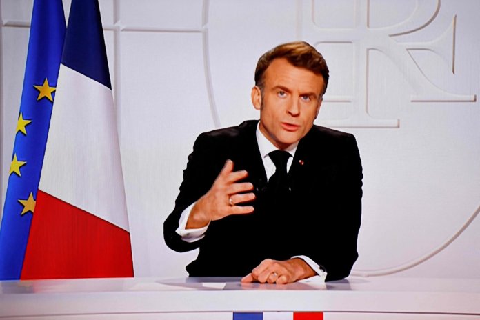 Macron, bănuit de a avea o apropiere cu o actriță; incidentul din aeronavă cu soția sa ar putea să aibă o justificare.