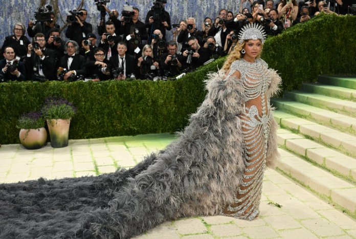 MET Gala: cea mai opulentă gală de strângere de fonduri din SUA a adunat 42 de milioane de dolari. Ținutele celebrităților.