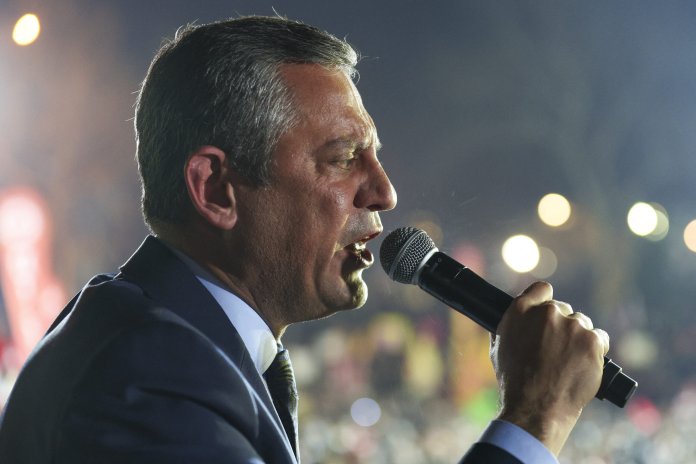 Mobilizarea Poliției Turce pentru Eliberarea Liderilor Partidului de Opoziție Principal din Sediu