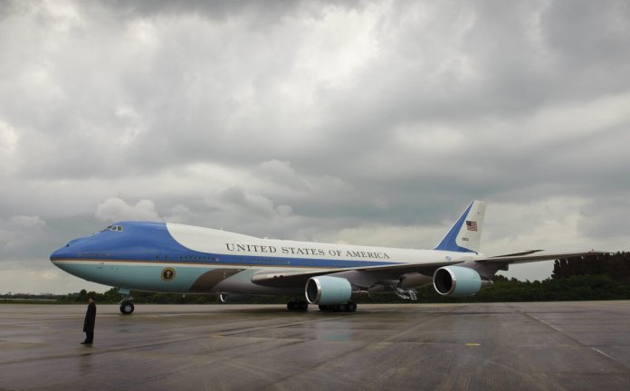 Poluare la baza militară care găzduiește Air Force One. Combustibilul aviatics a poluat apa.