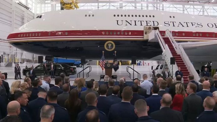 „Cea mai extravagantă aeronavă de pe planetă”: Trump a prezentat noul Air Force One, un Boeing 747, primit ca dar din partea Qatarului.