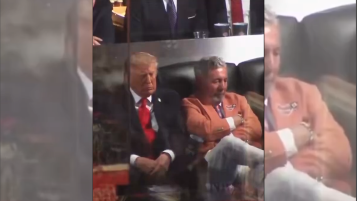 Controversa: Trump ar fi adormit în tribune la meciul final NBA al echipei sale preferate