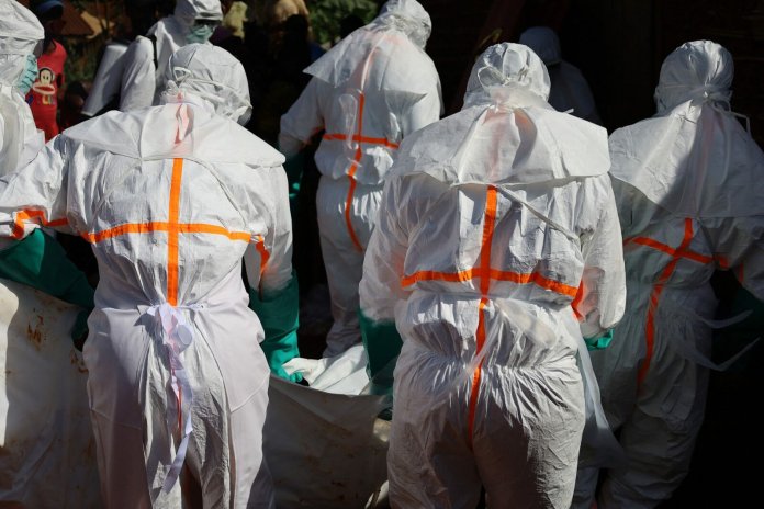 Extinderea Ebola: Specialiștii se luptă cu scepticismul comunității privind realitatea virusului