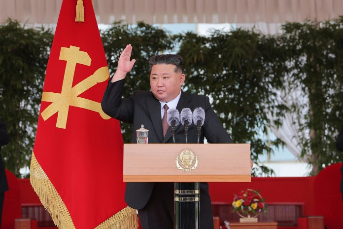 Kim Jong-un declară o expansiune „exponențială” a arsenalului nuclear, generând îngrijorare la nivel mondial.