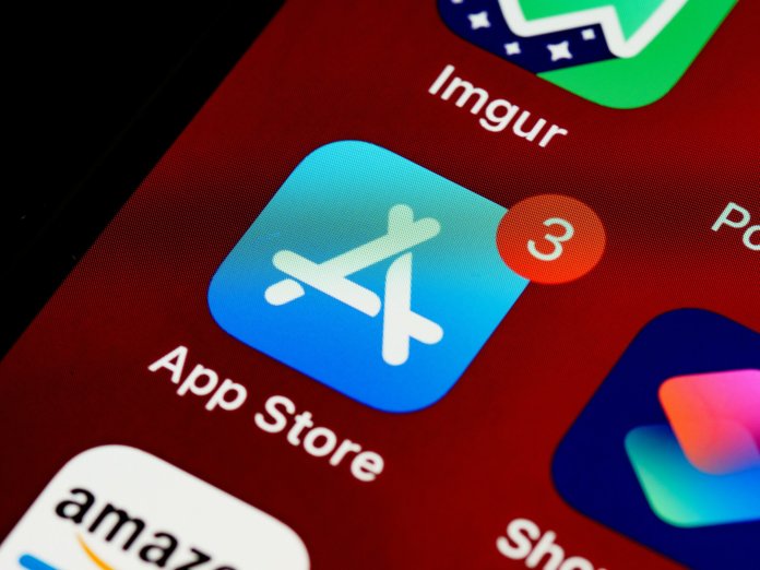 Marea Britanie sugerează noi reguli pentru Apple și Google, oferind dezvoltatorilor oportunitatea de a ocoli comisioanele din App Store și Play Store.