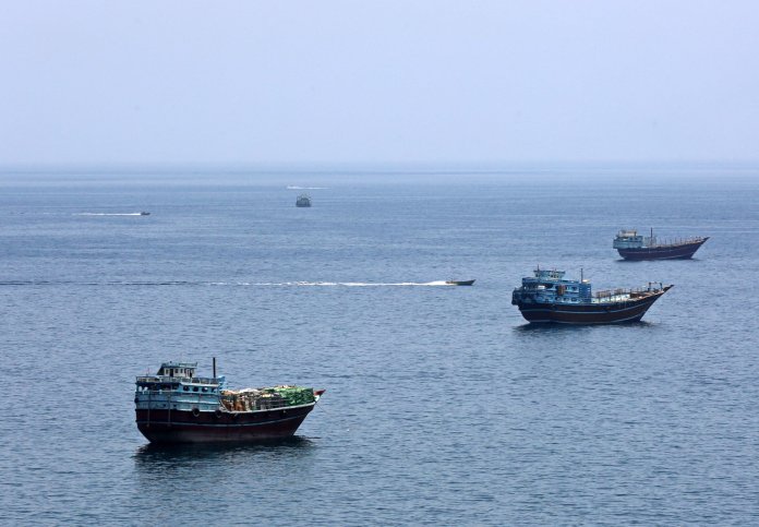 ONU începe procesul de evacuare a marinarilor blocați în Strâmtoarea Ormuz / SUA atenționează că Strâmtoarea Ormuz nu este supusă impozitelor