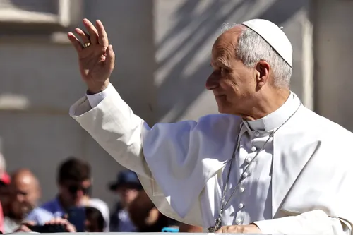 Papa Leon al XIV-lea, salutat de un „castel uman” în Barcelona: Un mesaj pentru tinerii afectați de depresie și anxietate Papa Leon al XIV-lea, salutat de un „castel uman” în Barcelona: Un mesaj pentru tinerii afectați de depresie și anxietate