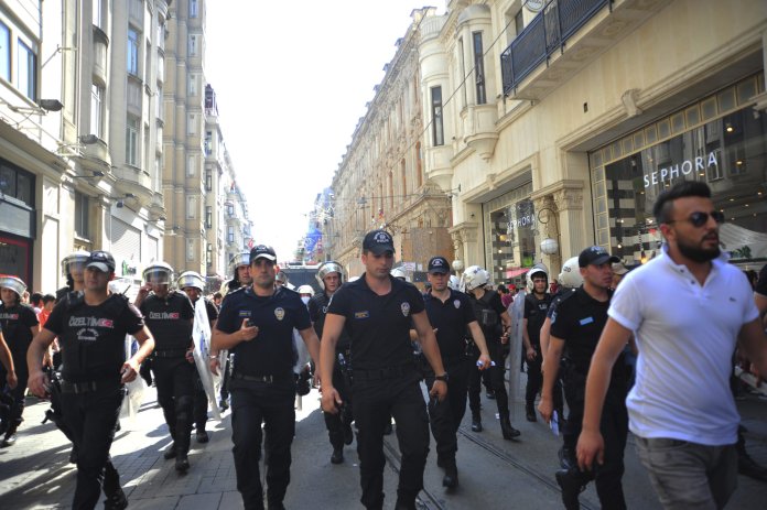 Poliția turcă a reținut cel puțin 50 de indivizi în timpul marșului Pride de la Istanbul.