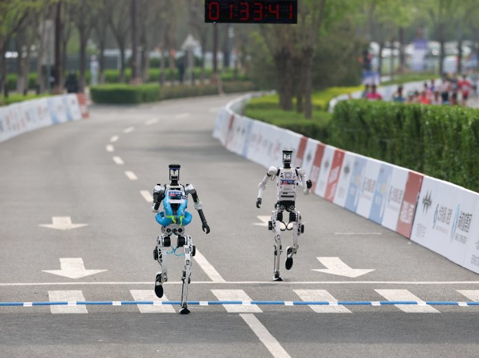 Roboții mixează băuturi și iau parte la maratoane, dar nu sunt capabili să realizeze activități în paralel. Pericole pentru cei din jur.