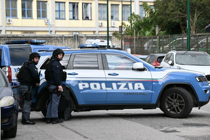 Româncă stabilită în Italia, bănuită că și-a ucis fiica în vârstă de 13 ani și ulterior s-a sinucis