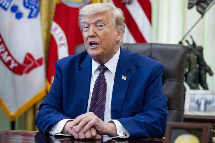 Trump exhortează distribuitorii de benzină să scadă prețurile și îi avertizează cu privire la „dificultăți serioase” dacă refuză să se supună.
