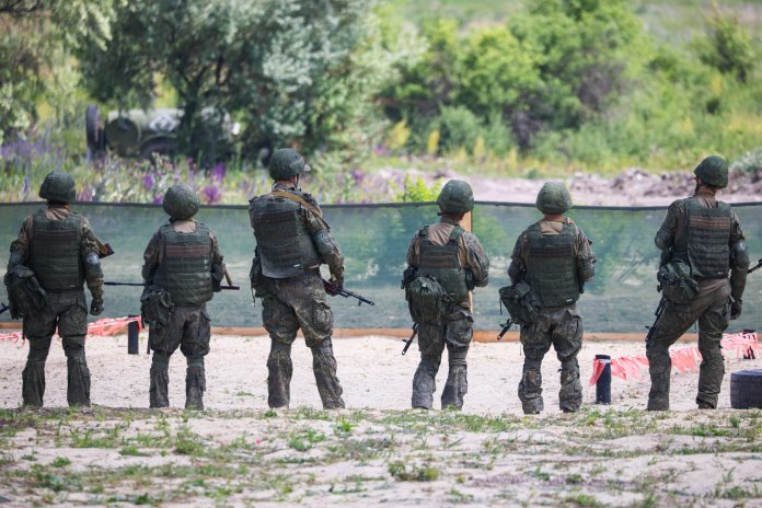 Zeci de militari ruși ar fi fost instruiți în China în tehnici de război contemporan și în operarea dronelor