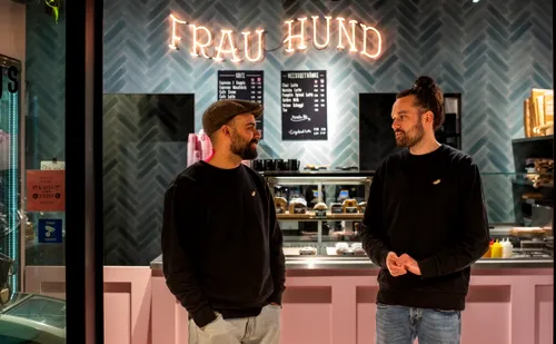 Cum a evoluat hot dog-ul într-un preparat gourmet: linia aeriană care îl oferă în clasa întâi. Cum a evoluat hot dog-ul într-un preparat gourmet: linia aeriană care îl oferă în clasa întâi.