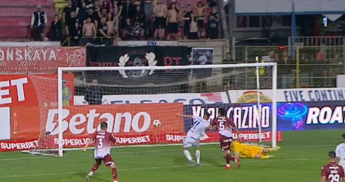 Haos complet în partida FC Botoșani - Rapid: două verificări VAR, două expulzări și un penalti acordat după opt minute