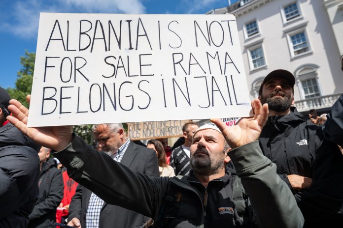 Protestele din Albania s-au agravat. Forțele de ordine au utilizat gaze lacrimogene și spray cu piper împotriva celor care demonstrează.