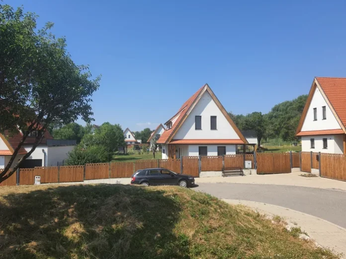 Minunea de la Cluj: localitatea care și-a crescut populația de două ori printr-o strategie uimitoare Minunea de la Cluj: localitatea care și-a crescut populația de două ori printr-o strategie uimitoare. Oferte de locuințe și loturi pentru tineri