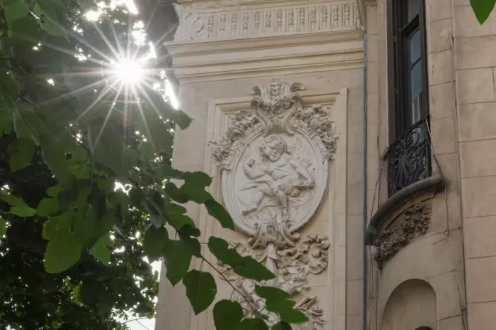 Palatul Cantacuzino, o comoară a Bucureștiului, se luptă cu trecerea anilor, în timp ce reabilitarea rămâne într-o stare de impas. Palatul Cantacuzino, o comoară a Bucureștiului, se luptă cu trecerea anilor, în timp ce reabilitarea rămâne într-o stare de impas.