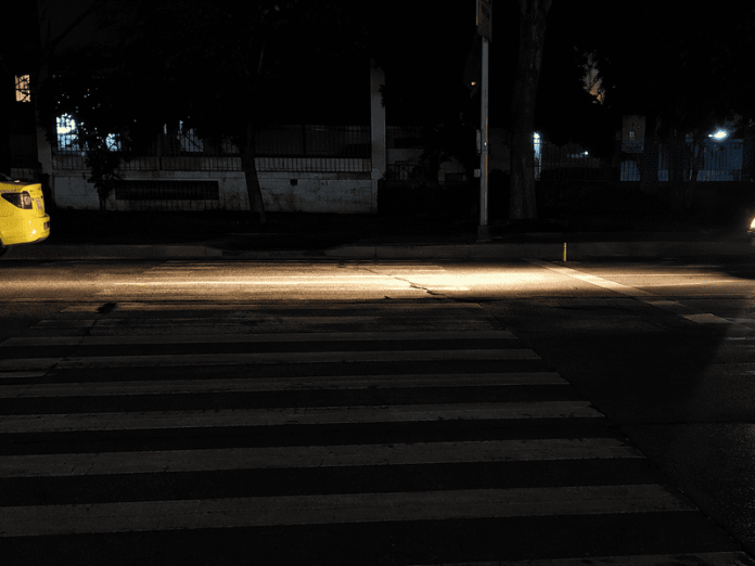 Primul oraș important din România care întrerupe iluminatul public după miezul nopții. Hotărârea, contestată în cadrul „suveranist”